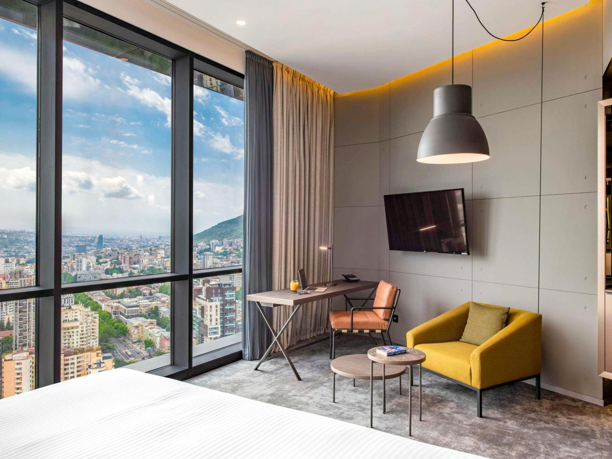 Pullman Tbilisi Axis Towers Hotel ภายนอก รูปภาพ