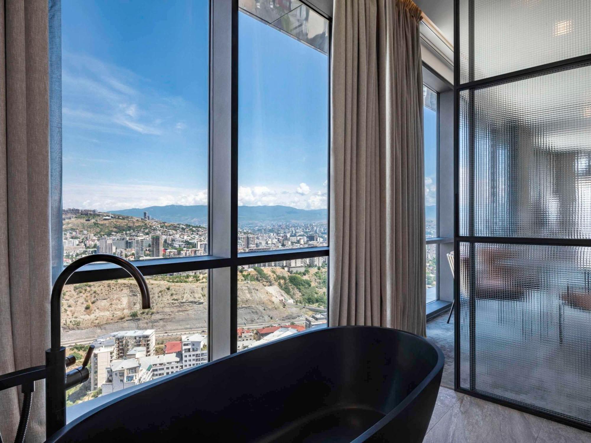 Pullman Tbilisi Axis Towers Hotel ภายนอก รูปภาพ